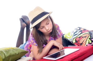 jeune fille avec une tablette numérique