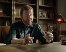 Échos de l’industrie: Chuck Norris dans un jeu mobile, ça sent les vacances en Europe, le premier yogourt à l’aloès en Amérique