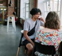 Le «coffee badging», l’art de faire des petits aller-retour au bureau