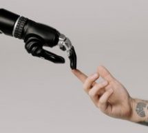 Bilan Web et médias sociaux 2025 : premier round à l’humain (versus l’IA)