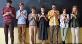 Et si les médias sociaux étaient… une saine distraction au travail?