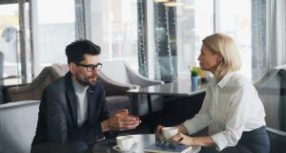 Les techniques pour développer son écoute active et améliorer ses compétences en vente