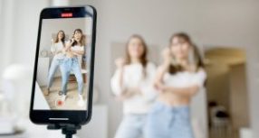 Les Québécois passent en moyenne près de 4 heures par jour sur les réseaux sociaux