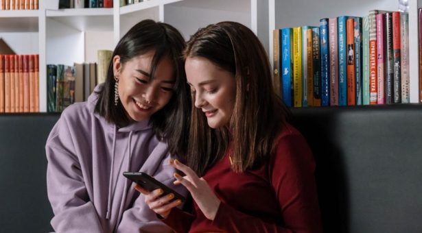 Le paradoxe de l&rsquo;IA : La génération Z est celle qui l&rsquo;utilise le plus… mais qui y croit de moins en moins !