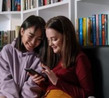 Le paradoxe de l&rsquo;IA : La génération Z est celle qui l&rsquo;utilise le plus… mais qui y croit de moins en moins !