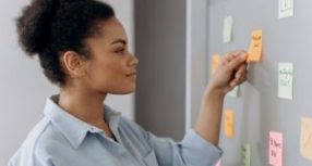 Gestionnaires de projet : maîtriser le triangle d’or coûts-délai-portée ne suffit pas!