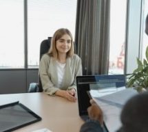 Et si la baisse de l’emploi des juniors provenait moins de l&rsquo;IA que… du télétravail ?