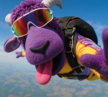 Cossette et Hostess lancent « Craze » avec un saut en parachute historique