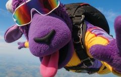 Cossette et Hostess lancent « Craze » avec un saut en parachute historique