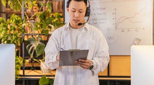 Différence entre un vendeur « qui pousse » et « qui comprend » : l’approche qui transforme vos résultats