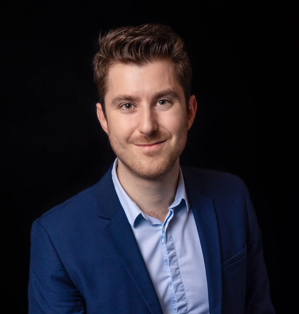 L’attribut alt de cette image est vide, son nom de fichier est Renaud-carré-LOWD.-min-min-976x1024.jpg.