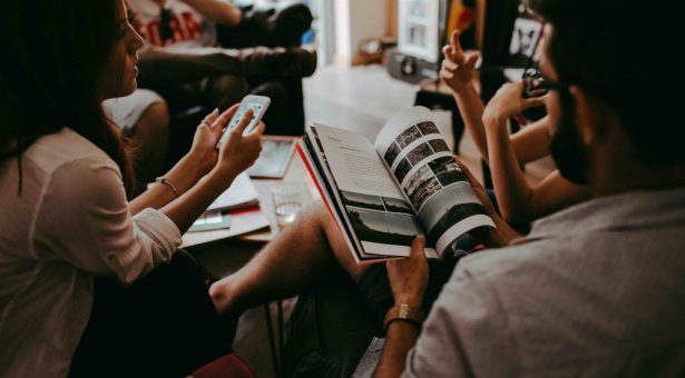 Les réseaux sociaux deviennent la première source d’information devant les médias