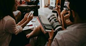 Les réseaux sociaux deviennent la première source d’information devant les médias